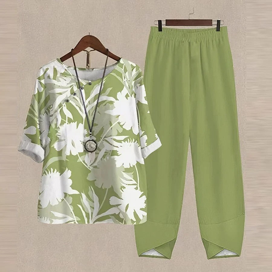 Completo donna estivo verde con maglia floreale bianca e pantaloni larghi. Moda casual, abbigliamento leggero, outfit estivo elegante.