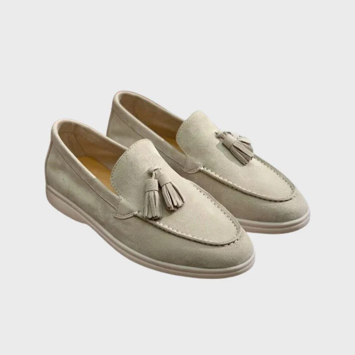 Mocassini beige in pelle scamosciata con nappine, eleganti e casual, ideali per uomo. Scarpe comode e alla moda per ogni occasione.