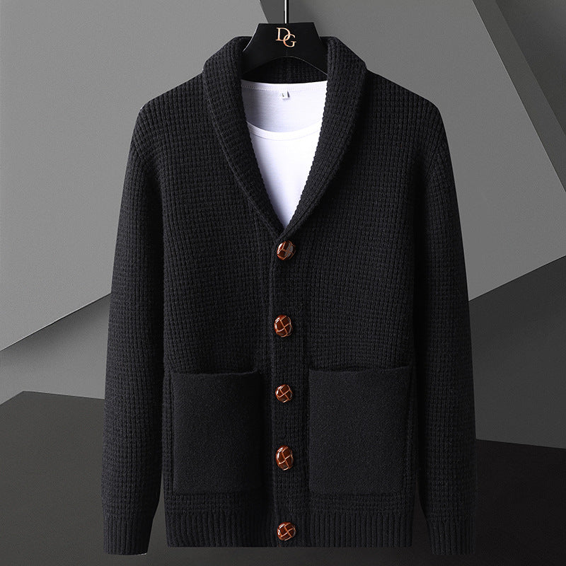 Cardigan nero in lana con bottoni marroni, tasche frontali e colletto a scialle, appeso su gruccia. Maglione elegante per uomo, moda autunno inverno.