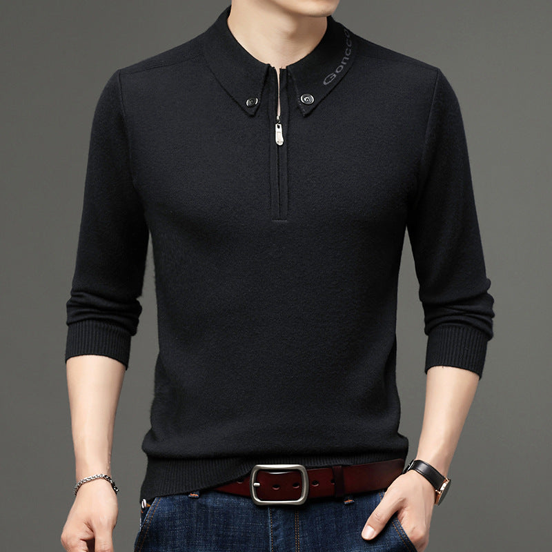 Maglione uomo nero elegante con zip e colletto, maniche lunghe, abbinato a jeans blu e cintura marrone. Moda maschile casual chic.