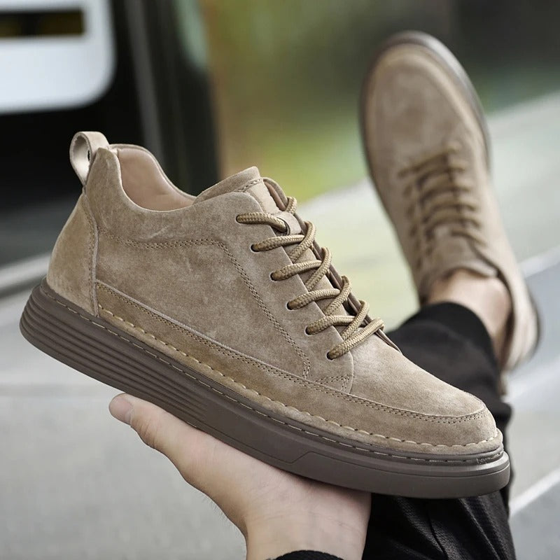 Scarpe da uomo in pelle scamosciata beige, design casual con suola in gomma marrone, ideali per moda urbana e comfort quotidiano.