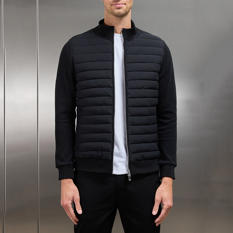 Giacca nera trapuntata da uomo, stile casual, con zip frontale, indossata su maglietta bianca. Moda maschile autunnale, abbigliamento moderno.