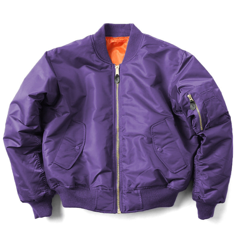 Giacca bomber viola con zip frontale, tasche laterali e fodera arancione. Moda streetwear, abbigliamento casual, giacca invernale uomo.