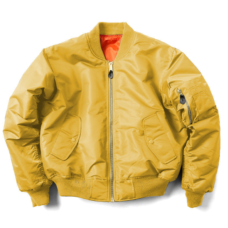 Giacca bomber gialla con zip frontale, tasche laterali e tasca sulla manica. Design moderno, ideale per moda autunnale e invernale.
