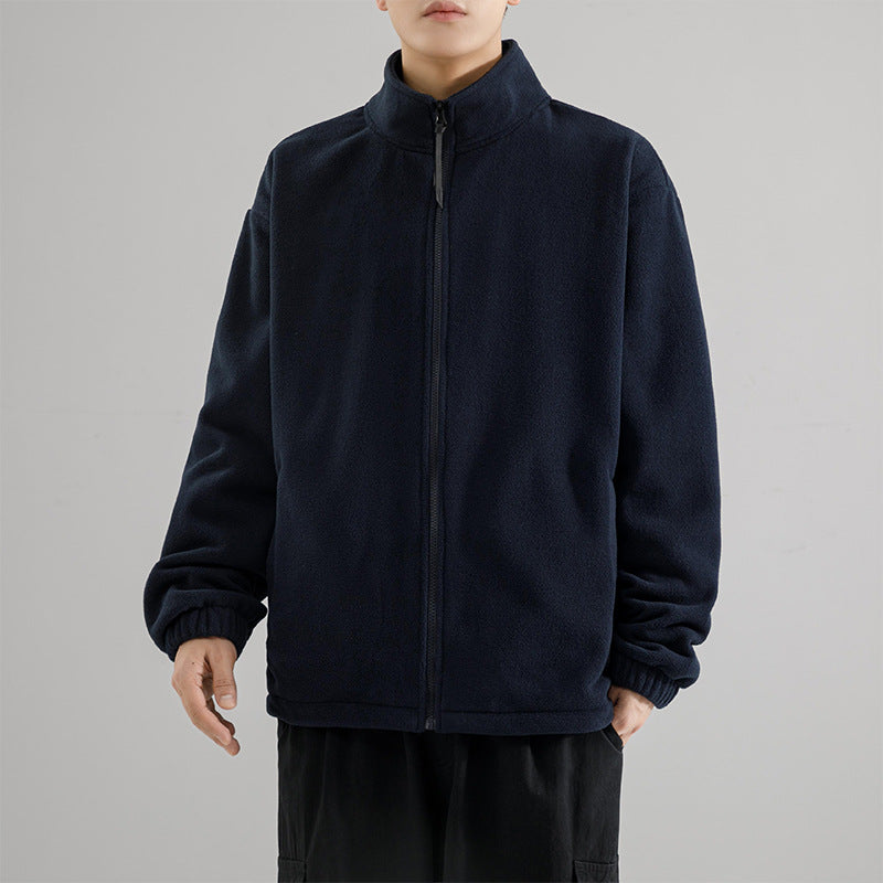 Giacca in pile blu scuro con zip frontale, collo alto e maniche lunghe. Abbigliamento casual invernale, moda uomo, tessuto caldo e morbido.