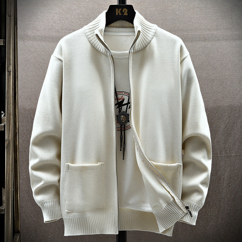 Giacca cardigan bianca in maglia con zip, colletto rialzato e tasche frontali, su sfondo neutro. Moda uomo, abbigliamento casual elegante.