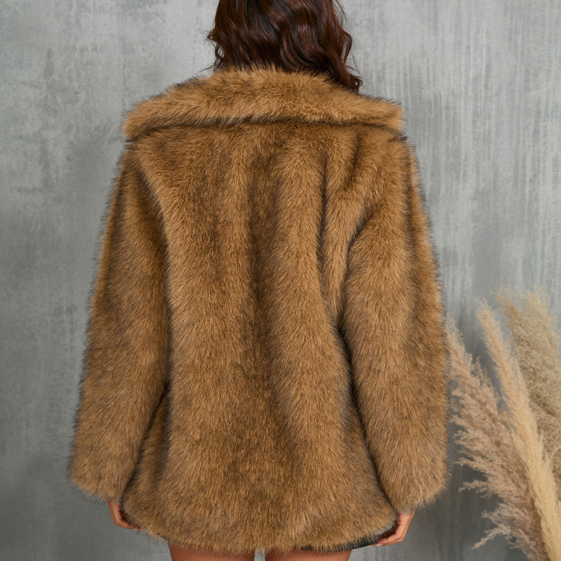 Cappotto in pelliccia sintetica marrone, donna di spalle, sfondo grigio, moda autunno inverno, abbigliamento elegante e caldo, tendenze 2023.