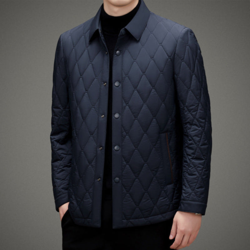 Giacca trapuntata blu scuro da uomo, elegante e moderna, con bottoni frontali e colletto classico. Ideale per moda autunnale e invernale.