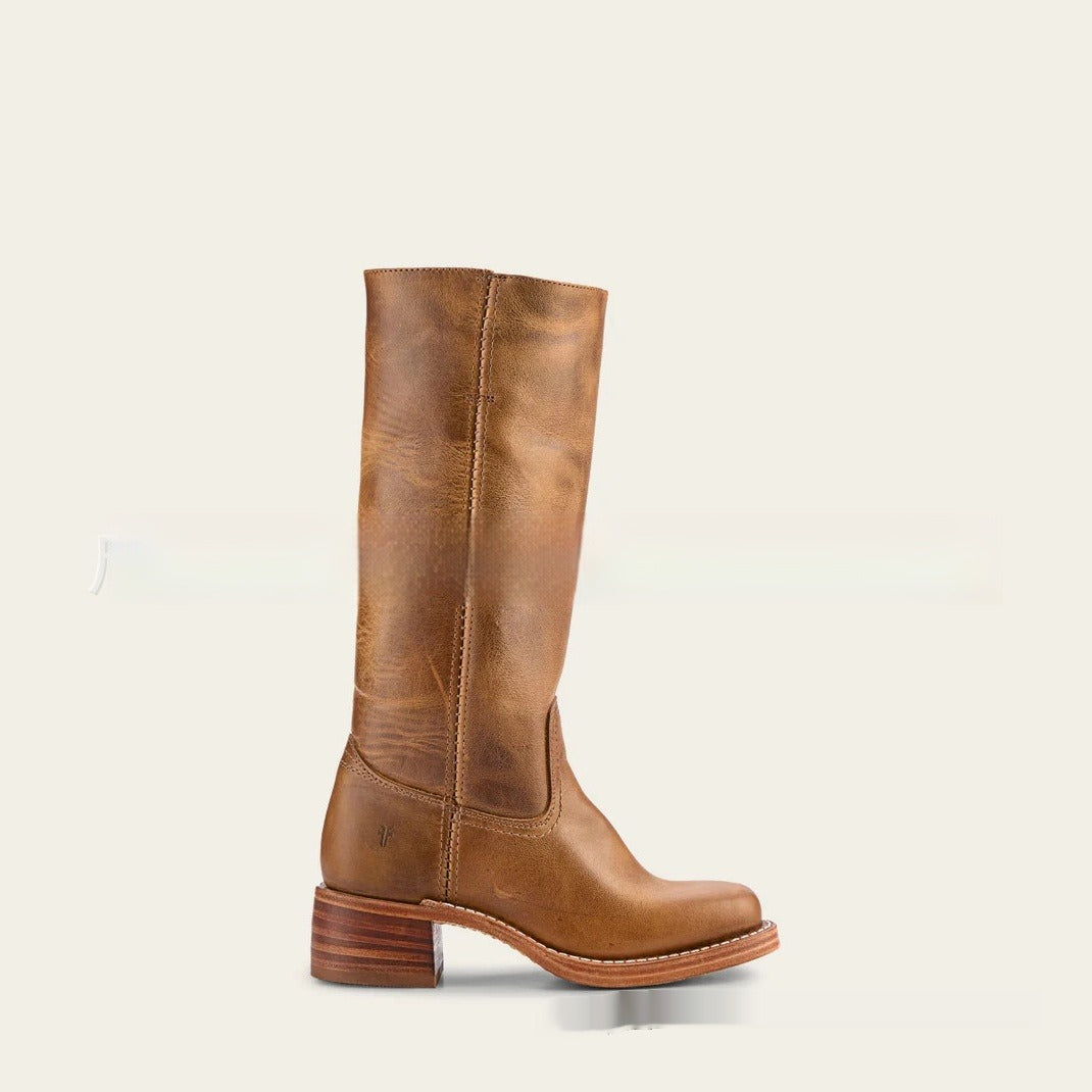 Stivali alti in pelle marrone, tacco basso, design classico, moda autunno inverno, calzature eleganti, stile western, donna.