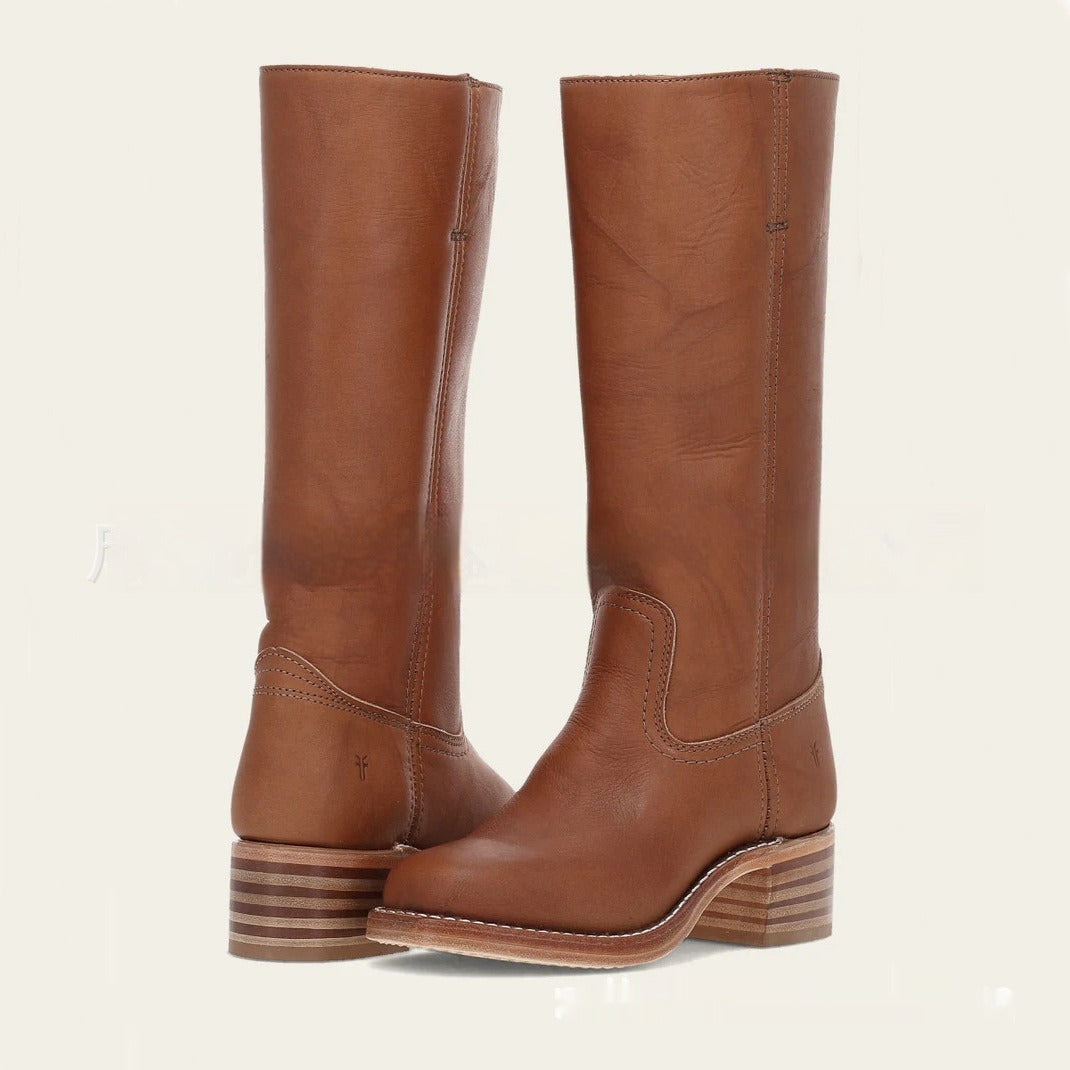 Stivali alti in pelle marrone, design classico, tacco basso, ideali per moda autunno inverno, calzature eleganti e versatili per donna.