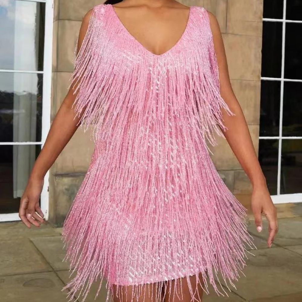 Abito rosa con frange scintillanti, design elegante e moderno, perfetto per eventi serali e feste glamour. Moda femminile, stile sofisticato.