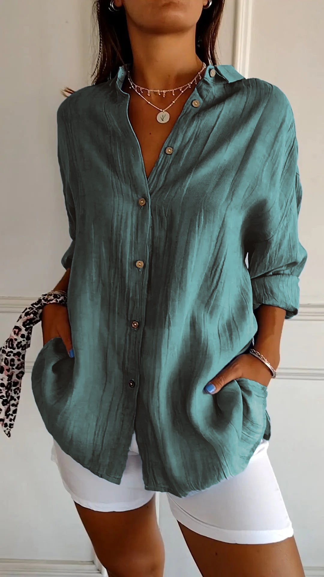 Camicia verde donna in lino, maniche lunghe, abbinata a pantaloni bianchi. Stile casual elegante, perfetta per moda estiva e look quotidiano.