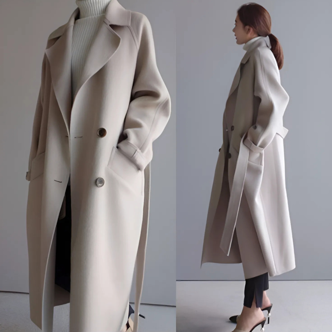 Cappotto beige elegante donna, doppio petto, lungo, con cintura, abbinato a dolcevita bianco e pantaloni neri. Moda autunno inverno.
