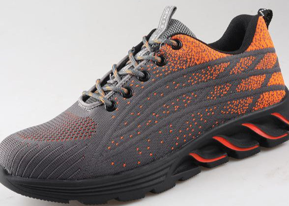 Scarpa da corsa grigia e arancione con suola ammortizzata, design traspirante e lacci resistenti. Ideale per sport e attività all'aperto.