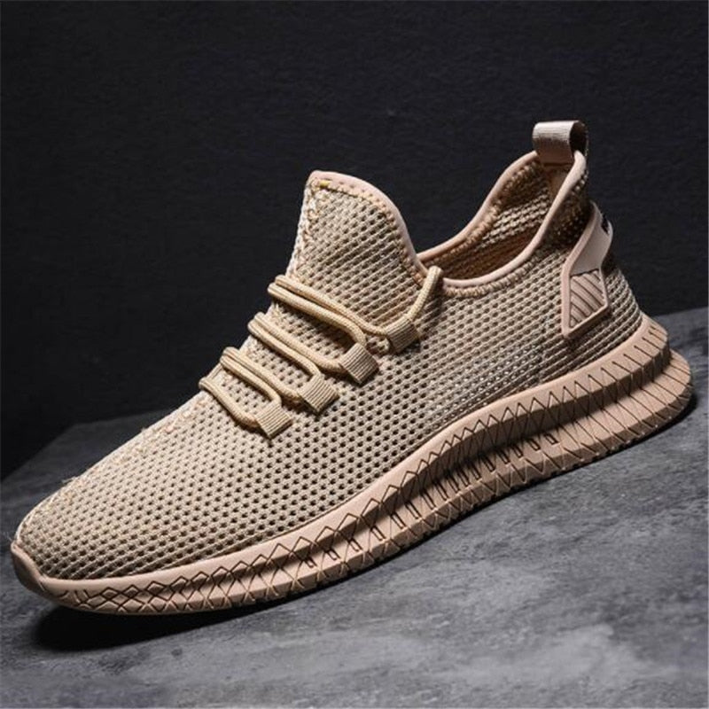 Scarpa sportiva beige in tessuto traspirante, design moderno con suola antiscivolo. Ideale per corsa e attività sportive.