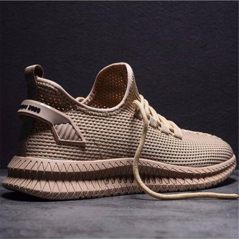 Scarpa sportiva beige con design a rete, suola spessa e lacci coordinati. Calzatura moderna e traspirante, ideale per attività sportive e casual.