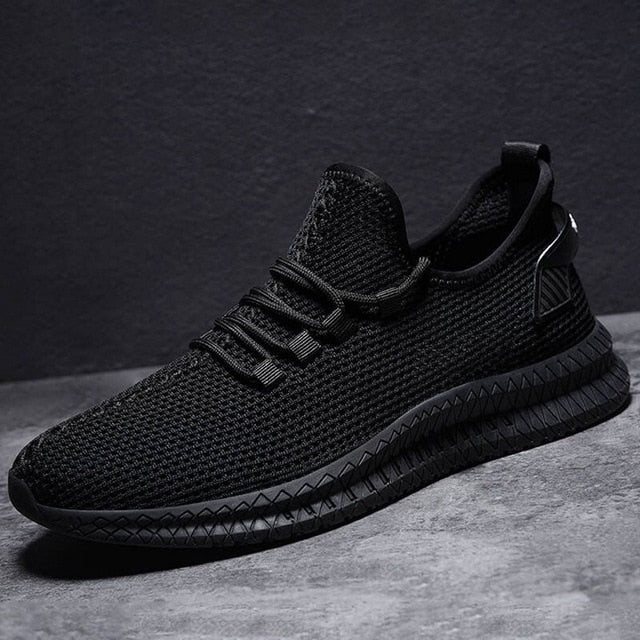 Scarpa sportiva nera in tessuto traspirante, design moderno e suola antiscivolo, ideale per corsa e allenamento. Sneakers uomo eleganti e comode.