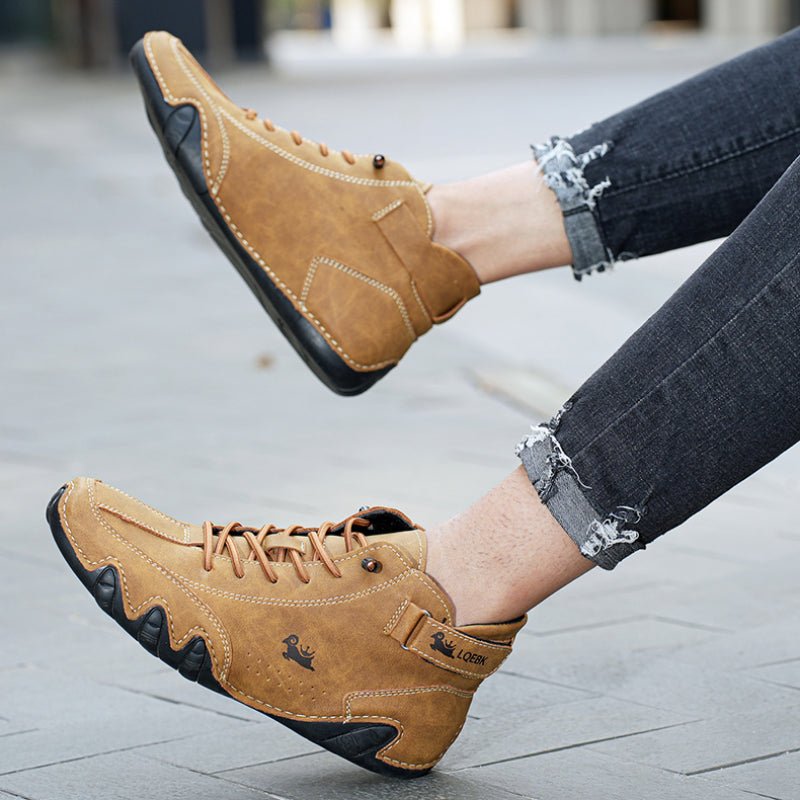 Scarpe da uomo in pelle marrone, design casual con suola nera antiscivolo, indossate con jeans strappati. Stile moderno e confortevole.