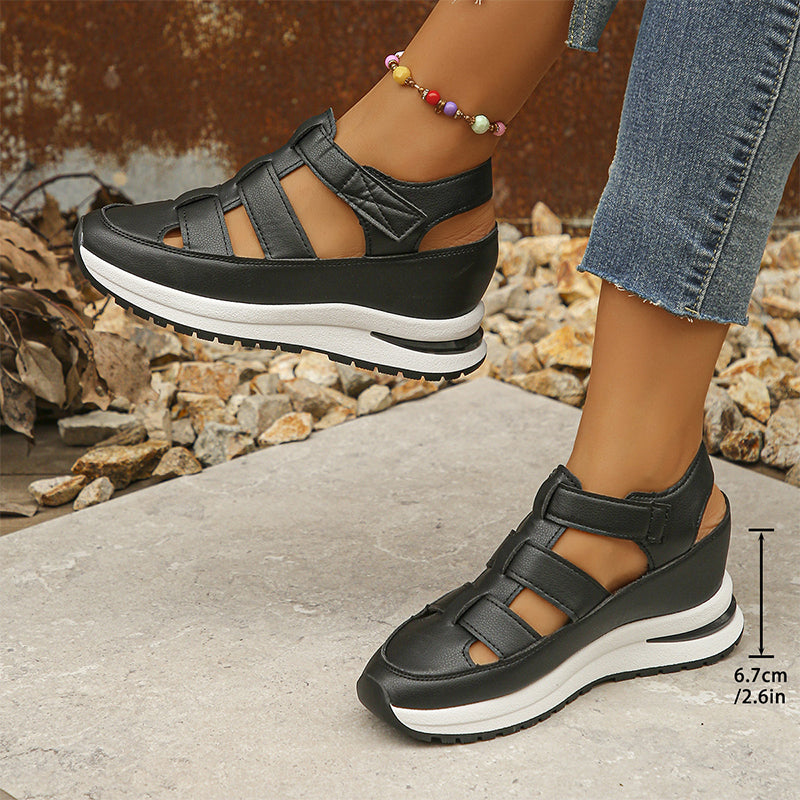 Scarpe da donna nere con zeppa alta 6,7 cm, design a sandalo sportivo, suola bianca, indossate con jeans. Scarpe comode e alla moda per l'estate.