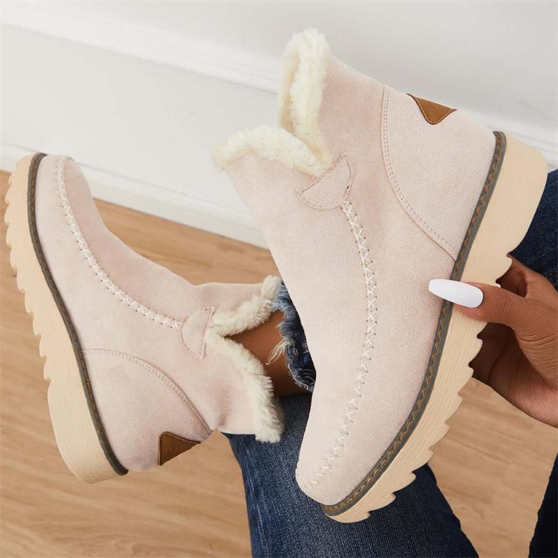 Stivali invernali beige con fodera in pelliccia sintetica, suola antiscivolo e cuciture decorative. Scarpe moda donna, calzature calde e comode.