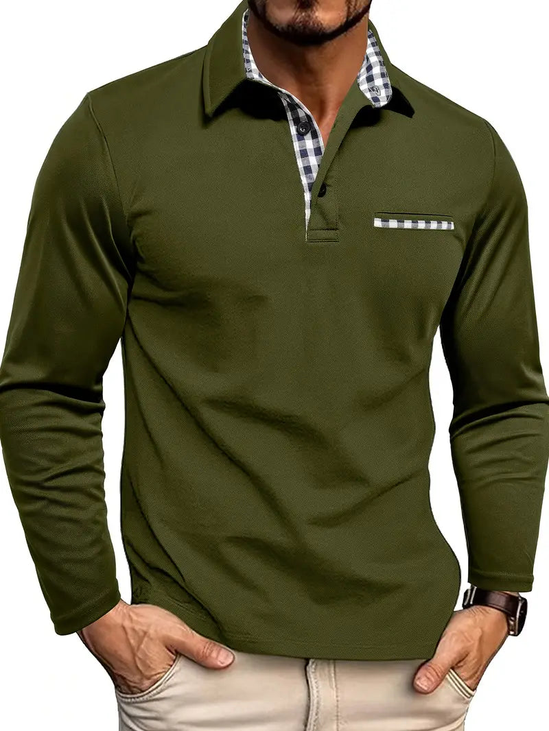 Maglia verde oliva a maniche lunghe con colletto e taschino a quadri, indossata da uomo. Stile casual elegante, moda maschile autunnale.