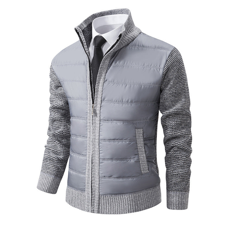 Giacca uomo grigia elegante, imbottita, con maniche lavorate a maglia, colletto alto, zip frontale, perfetta per look autunnali e invernali.