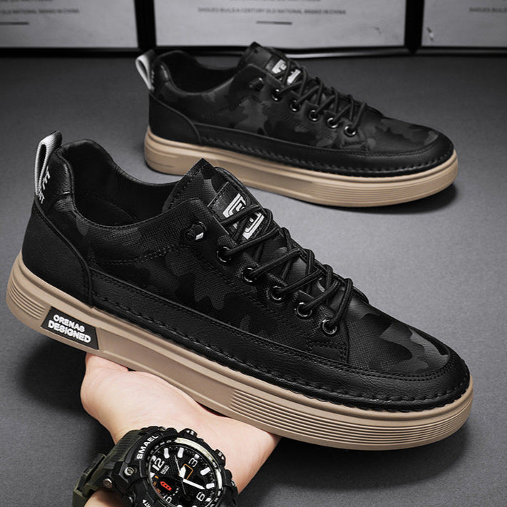 Scarpe da ginnastica nere con suola beige, design mimetico, lacci neri, e dettagli bianchi. Moda uomo, calzature casual eleganti e moderne.