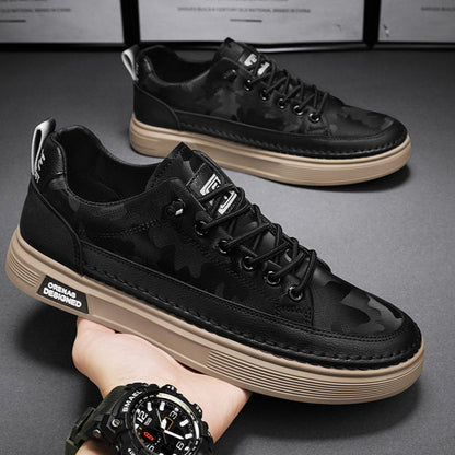 Scarpe da ginnastica nere con suola beige, design mimetico, lacci neri, e dettagli bianchi. Moda uomo, calzature casual eleganti e moderne.
