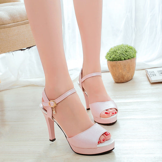 Scarpe col tacco alto rosa, eleganti e alla moda, con cinturino alla caviglia. Perfette per eventi formali e serate speciali.