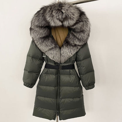 Cappotto invernale verde scuro con cappuccio in pelliccia sintetica, imbottitura trapuntata, cintura in vita. Elegante e caldo per l'inverno.