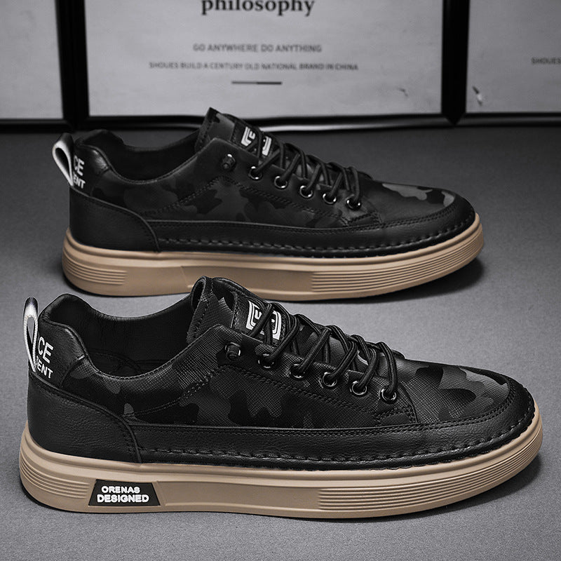 Scarpe da ginnastica nere con motivo mimetico, suola beige, lacci neri, design moderno. Scarpe casual uomo, moda urbana, stile contemporaneo.