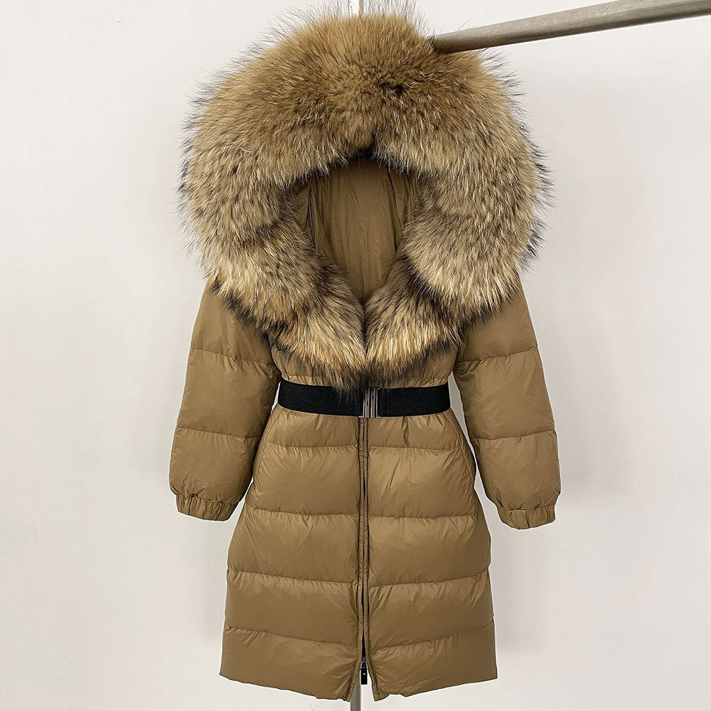 Piumino marrone con cappuccio in pelliccia sintetica, cintura nera, design elegante e caldo, ideale per l'inverno. Moda donna, giacca imbottita.