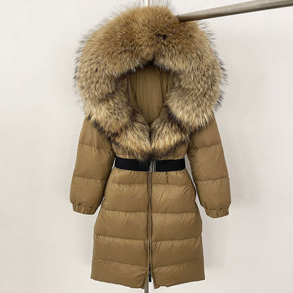 Piumino marrone con cappuccio in pelliccia sintetica, cintura nera, design elegante e caldo, ideale per l'inverno. Moda donna, giacca imbottita.