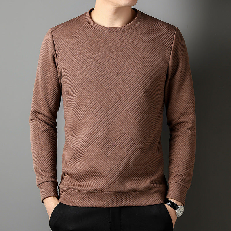 Maglia marrone a maniche lunghe con motivo geometrico, indossata da uomo. Design moderno, tessuto a trama, moda maschile autunno inverno.