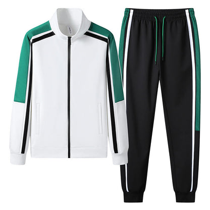 Tuta sportiva uomo bianca e nera con dettagli verdi, giacca con zip e pantaloni con coulisse. Abbigliamento casual, moda fitness.