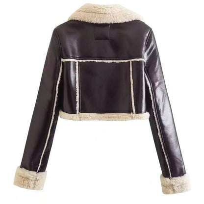 Giacca in pelle marrone scuro con fodera in pelliccia sintetica bianca, design corto, maniche lunghe, stile moderno e caldo, moda autunno inverno.