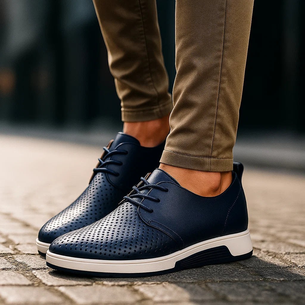 Herresko med slip-on design, ventileret overdel og Grip-Edge sål