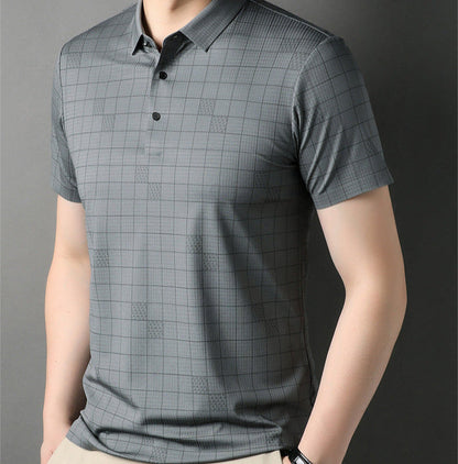 Maglietta polo grigia a quadri per uomo, maniche corte, stile casual elegante, tessuto leggero, perfetta per look estivi e primaverili.
