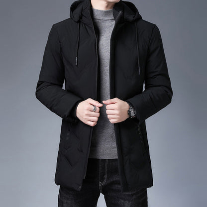 Giacca invernale nera da uomo con cappuccio, indossata su maglione grigio. Moda maschile elegante, abbigliamento caldo per l'inverno.