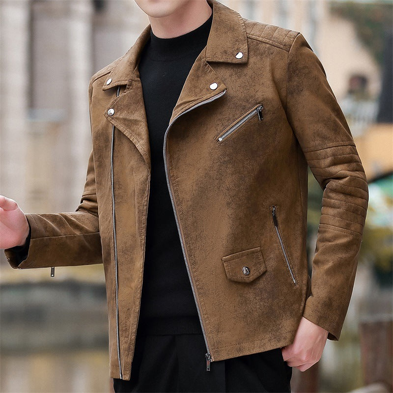 Giacca in pelle marrone da uomo, stile motociclista, con zip asimmetrica e tasche multiple, indossata su maglione nero. Moda autunnale casual.