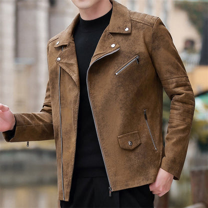 Giacca in pelle marrone da uomo, stile motociclista, con zip asimmetrica e tasche multiple, indossata su maglione nero. Moda autunnale casual.