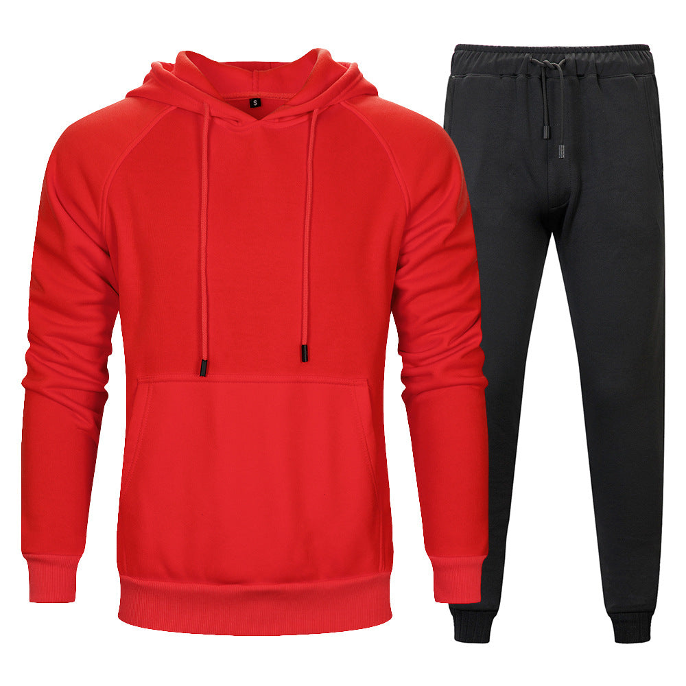 Tuta sportiva uomo: felpa rossa con cappuccio e pantaloni neri. Abbigliamento casual, comodo e moderno per attività sportive e tempo libero.