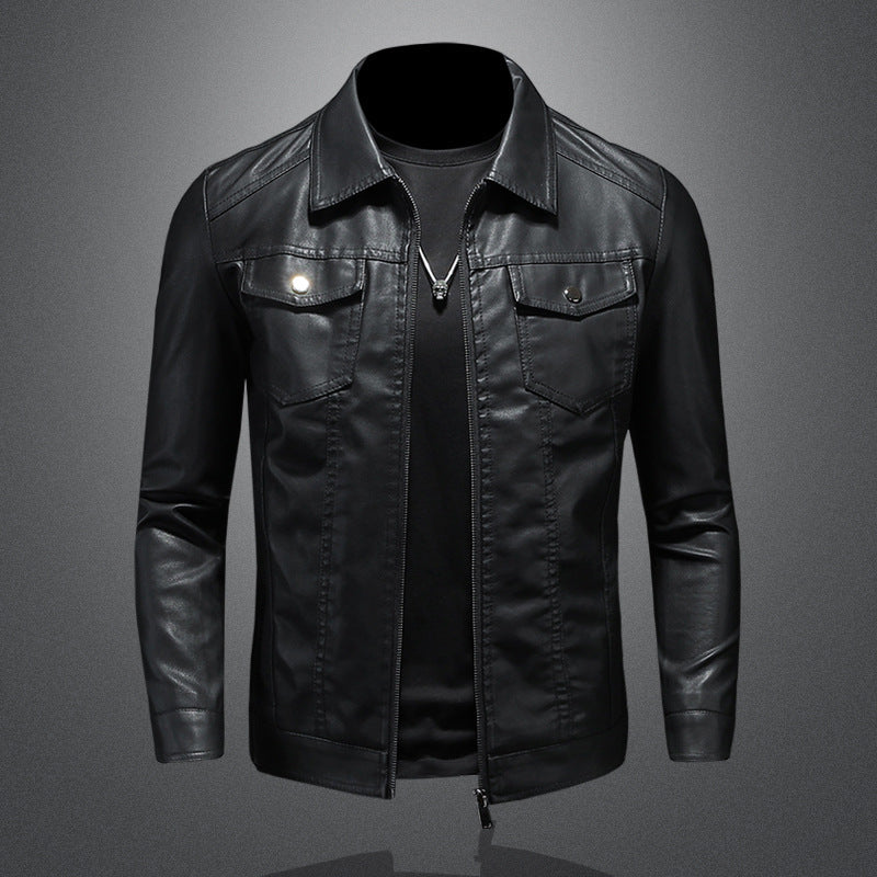 Giacca in pelle nera da uomo, stile casual, con cerniera frontale e tasche con patta, su sfondo grigio. Moda maschile, abbigliamento autunnale.
