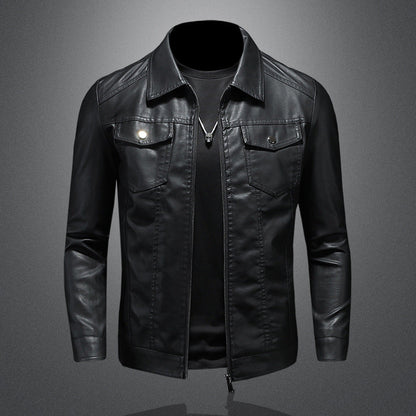 Giacca in pelle nera da uomo, stile casual, con cerniera frontale e tasche con patta, su sfondo grigio. Moda maschile, abbigliamento autunnale.