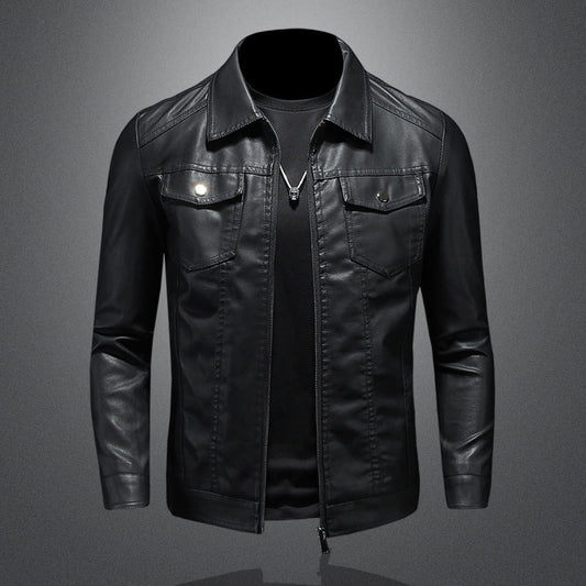 Giacca in pelle nera da uomo, stile casual, con cerniera frontale e tasche con patta, su sfondo grigio. Moda maschile, abbigliamento autunnale.