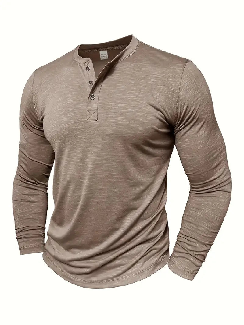 Maglia a maniche lunghe marrone chiaro, stile Henley, con tre bottoni sul colletto. Tessuto leggero e casual, ideale per moda maschile autunnale.
