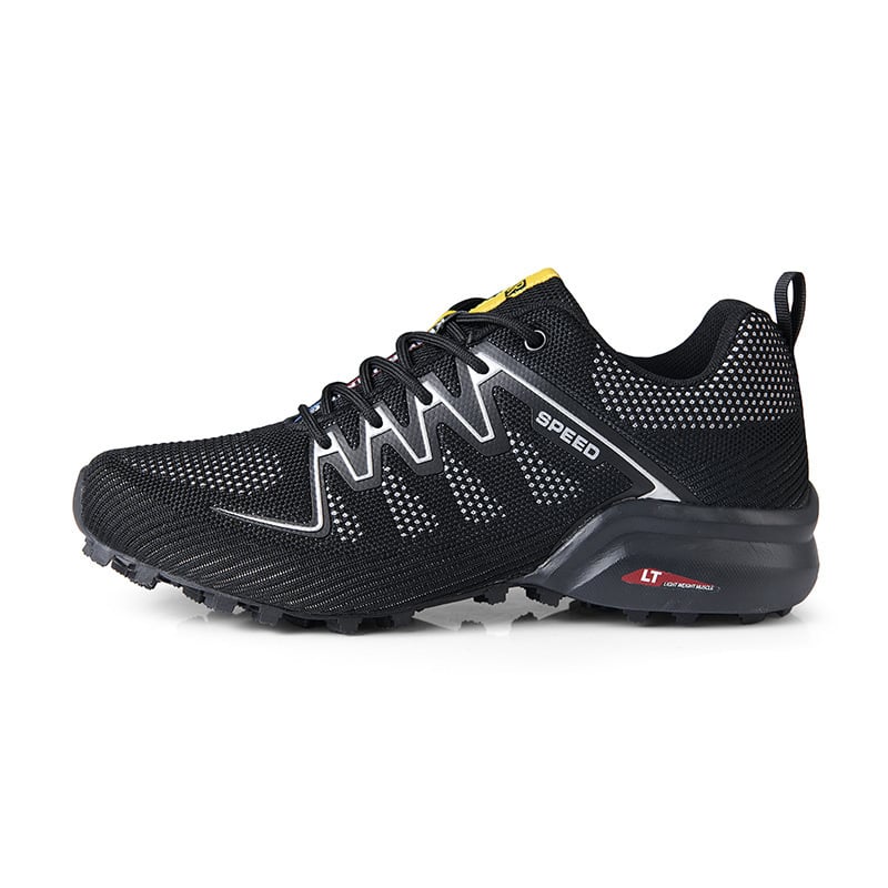 Scarpa da corsa nera da uomo, design sportivo con suola antiscivolo, ideale per trail running. Scarpe leggere e traspiranti per prestazioni elevate.