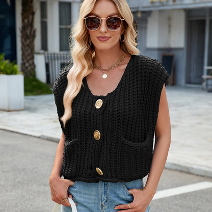 Donna con occhiali da sole indossa gilet nero a maglia con bottoni dorati e tasche, jeans chiari. Moda casual estiva, look urbano chic.