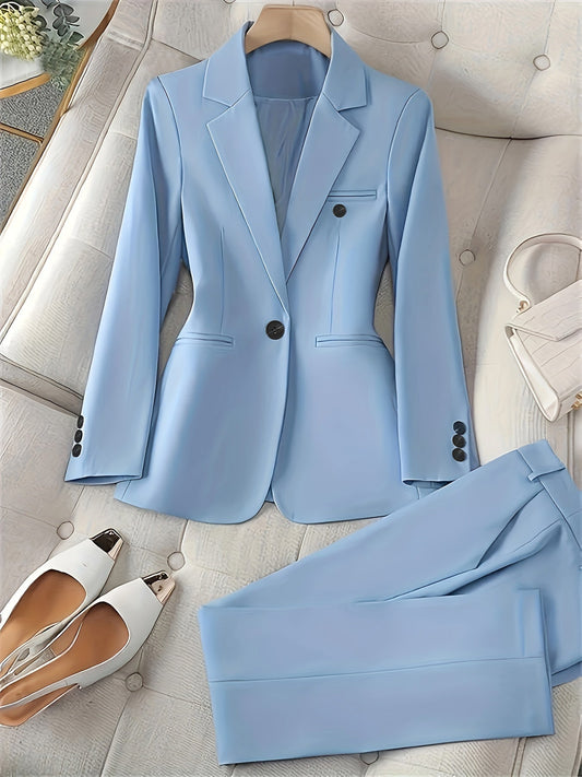Completo elegante da donna azzurro su divano beige, con giacca e pantaloni abbinati. Scarpe bianche e borsa chiara a lato. Moda femminile formale.