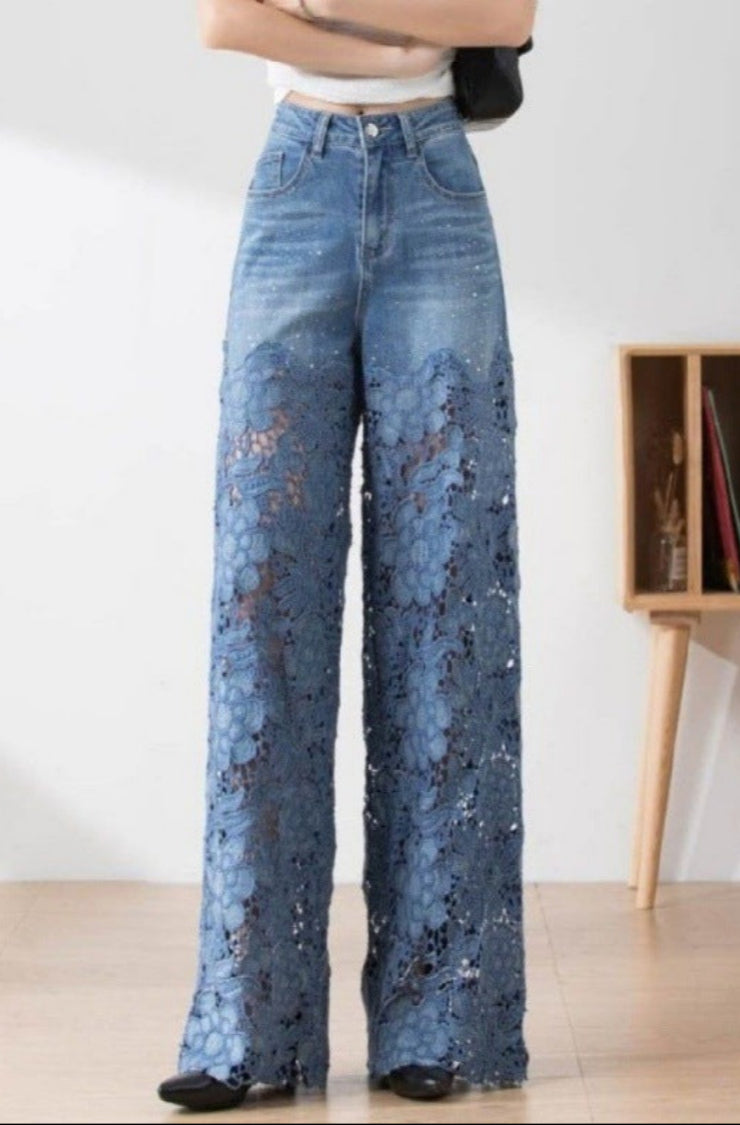 Jeans a vita alta con inserti in pizzo floreale blu, moda donna, stile casual chic, tendenza abbigliamento 2023, pantaloni larghi eleganti.